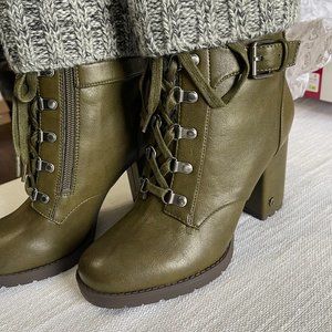 NWT - Circus by Sam Edelman moss green Calgary booties size 8